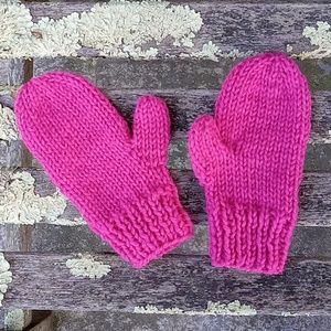 NWT Hand Crafted Handknit Girls Dark Pink Wool Mittens 2-4 Years